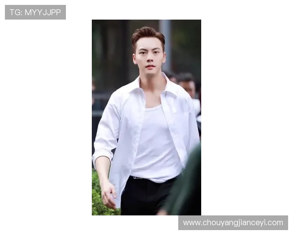 足球明星陈伟霆的传奇之路与球场背后的故事揭秘 足球明星陈伟霆的传奇之路与球场背后的故事揭秘