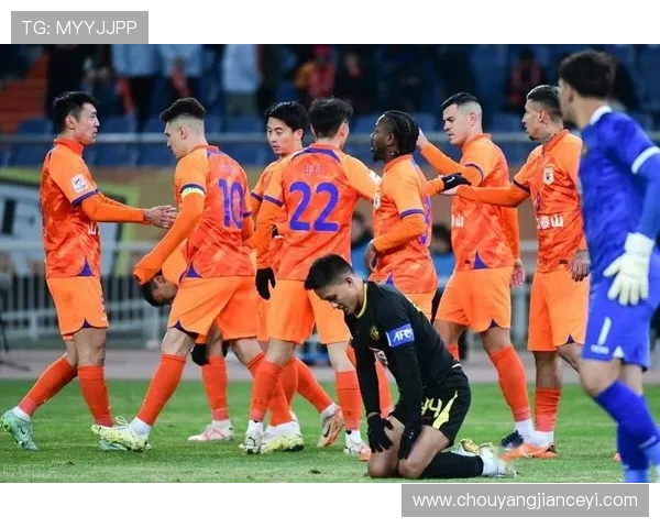 足球明星的倒钩绝技展现完美瞬间引发球迷热议与赞叹